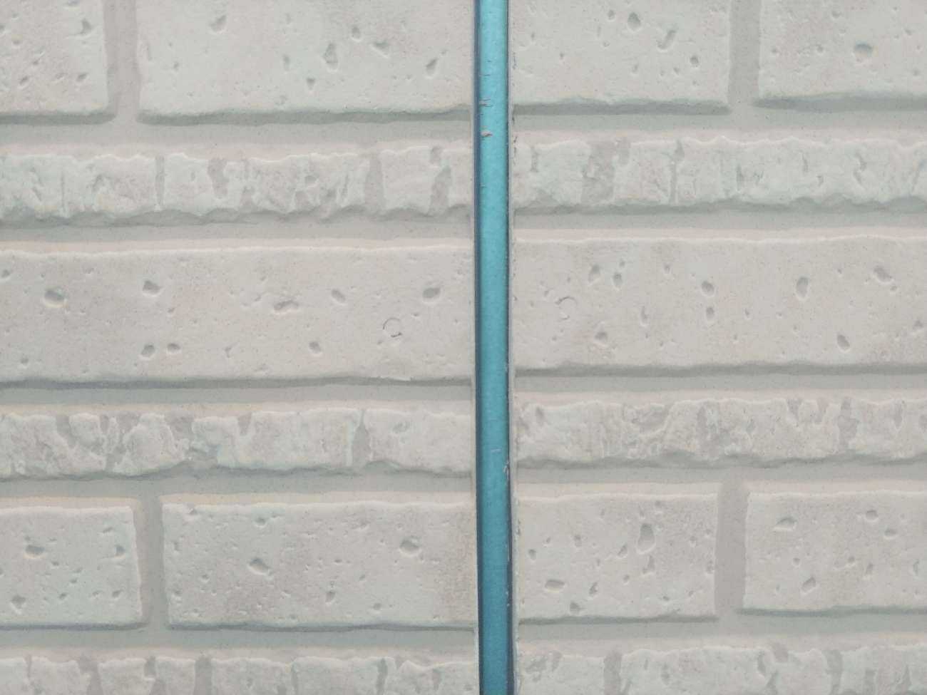 シーリング材を撤去した目地